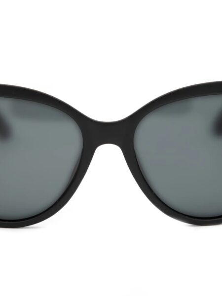 GAFAS DE SOL LADY CHANEL 8 <strong>Elegancia atemporal y máxima protección.</strong> Las gafas de sol Lady Chanel combinan una silueta de inspiración cat-eye en acabado negro mate con la más alta tecnología óptica. Equipadas con <strong>lentes polarizadas, protección UV400 y categoría 3</strong>, reducen los reflejos molestos y garantizan una visión nítida y segura, convirtiéndose en el accesorio sofisticado ideal para cuidar tu mirada a diario. Alabama Shop