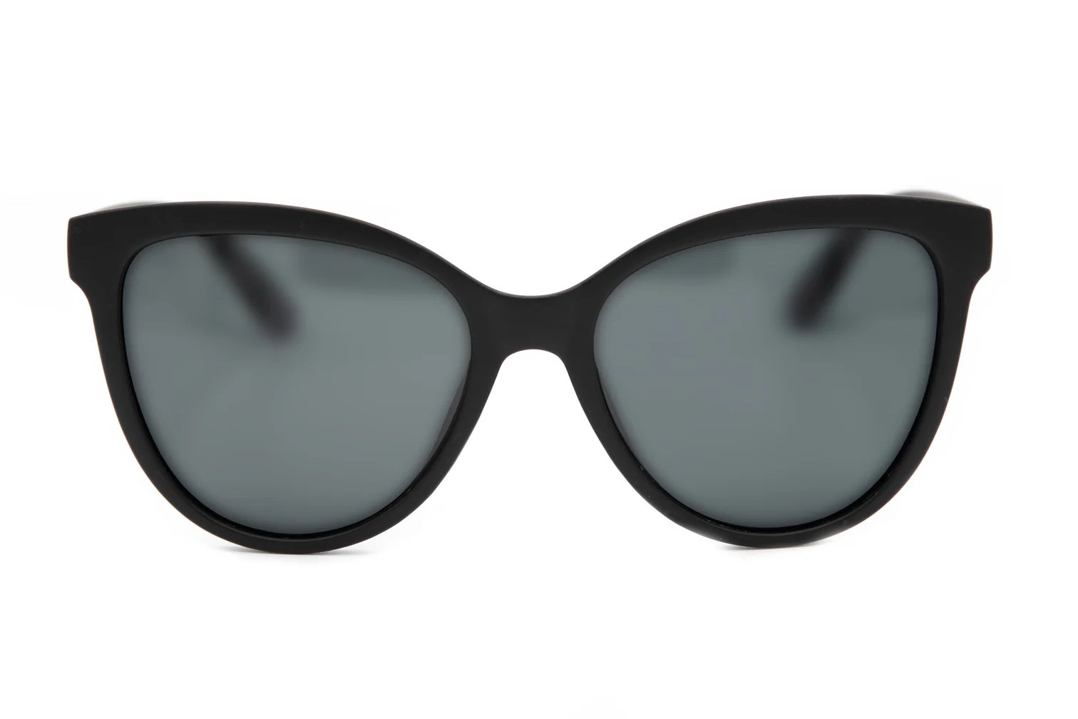 imagen-223-2 <strong>Elegancia atemporal y máxima protección.</strong> Las gafas de sol Lady Chanel combinan una silueta de inspiración cat-eye en acabado negro mate con la más alta tecnología óptica. Equipadas con <strong>lentes polarizadas, protección UV400 y categoría 3</strong>, reducen los reflejos molestos y garantizan una visión nítida y segura, convirtiéndose en el accesorio sofisticado ideal para cuidar tu mirada a diario. Alabama Shop