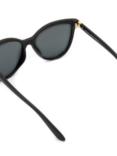 GAFAS DE SOL LADY CHANEL 6 <strong>Elegancia atemporal y máxima protección.</strong> Las gafas de sol Lady Chanel combinan una silueta de inspiración cat-eye en acabado negro mate con la más alta tecnología óptica. Equipadas con <strong>lentes polarizadas, protección UV400 y categoría 3</strong>, reducen los reflejos molestos y garantizan una visión nítida y segura, convirtiéndose en el accesorio sofisticado ideal para cuidar tu mirada a diario. Alabama Shop