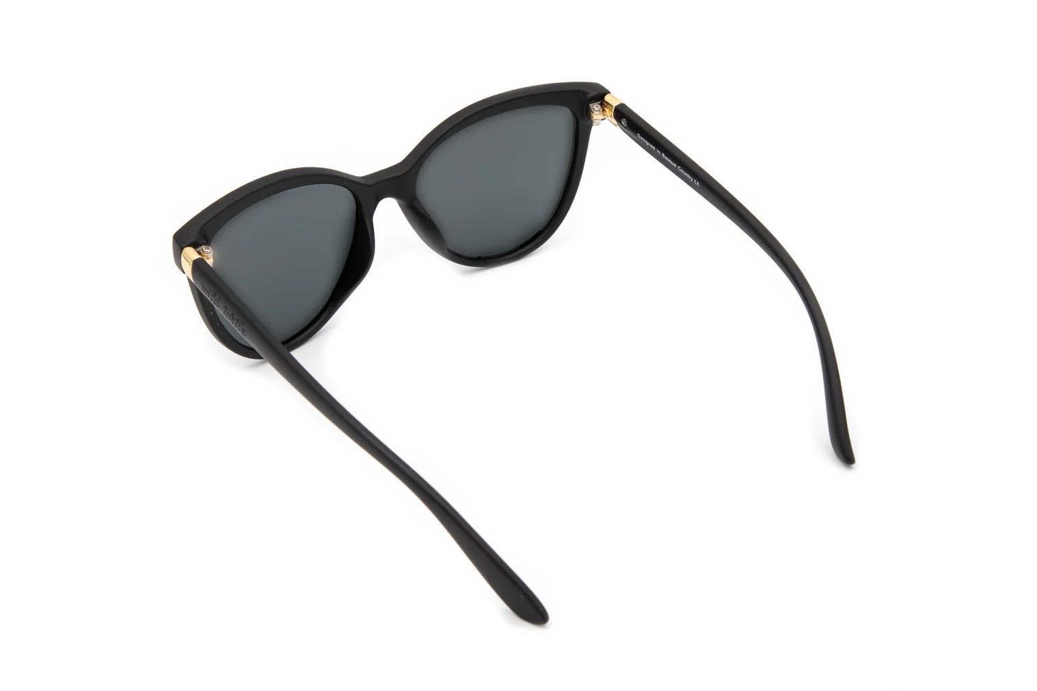 imagen-225-2 <strong>Elegancia atemporal y máxima protección.</strong> Las gafas de sol Lady Chanel combinan una silueta de inspiración cat-eye en acabado negro mate con la más alta tecnología óptica. Equipadas con <strong>lentes polarizadas, protección UV400 y categoría 3</strong>, reducen los reflejos molestos y garantizan una visión nítida y segura, convirtiéndose en el accesorio sofisticado ideal para cuidar tu mirada a diario. Alabama Shop