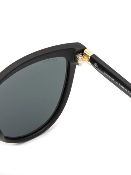 GAFAS DE SOL LADY CHANEL 5 <strong>Elegancia atemporal y máxima protección.</strong> Las gafas de sol Lady Chanel combinan una silueta de inspiración cat-eye en acabado negro mate con la más alta tecnología óptica. Equipadas con <strong>lentes polarizadas, protección UV400 y categoría 3</strong>, reducen los reflejos molestos y garantizan una visión nítida y segura, convirtiéndose en el accesorio sofisticado ideal para cuidar tu mirada a diario. Alabama Shop