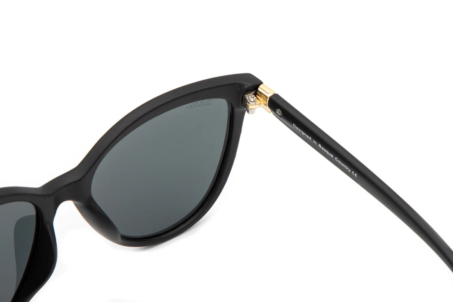 imagen-226-2 <strong>Elegancia atemporal y máxima protección.</strong> Las gafas de sol Lady Chanel combinan una silueta de inspiración cat-eye en acabado negro mate con la más alta tecnología óptica. Equipadas con <strong>lentes polarizadas, protección UV400 y categoría 3</strong>, reducen los reflejos molestos y garantizan una visión nítida y segura, convirtiéndose en el accesorio sofisticado ideal para cuidar tu mirada a diario. Alabama Shop
