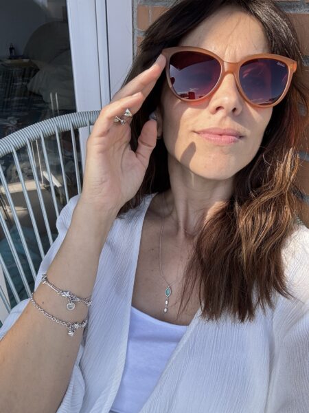 GAFAS DE SOL LADY KAHLO 4 <strong>Personalidad, calidez y protección absoluta.</strong> Las gafas de sol Lady Kahlo destacan por su carismática silueta de inspiración cat-eye en un favorecedor tono ámbar traslúcido de acabado mate. Equipadas con <strong>lentes polarizadas, protección UV400 y categoría 3</strong>, este modelo combina unos cristales en tono marrón rojizo con un sutil detalle dorado en la patilla. El accesorio ideal para aportar luz al rostro y un toque boho-chic único a cualquier look, cuidando al máximo tu salud visual. Alabama Shop