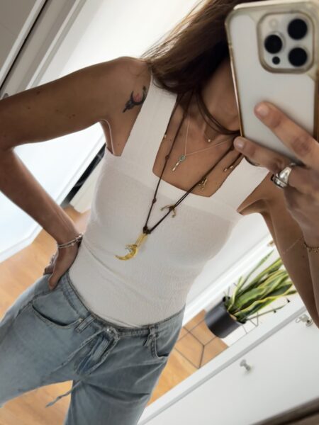 <p data-path-to-node="2">Top Elástico "Second Skin" – Blanco – Talla Única (36-42)</p> <p data-path-to-node="3">Siéntete cómoda y segura con nuestro <b data-path-to-node="3" data-index-in-node="44">top elástico de efecto "segunda piel"</b>. Confeccionado en un tejido ligero y ultra suave de <b data-path-to-node="3" data-index-in-node="134">nylon y elastano</b>, este top se acopla perfectamente a tu cuerpo realzando tu silueta. Con un diseño de tirantes y escote recto, es la prenda básica y versátil que necesitas para combinar con cualquier look de temporada.</p> Alabama Shop