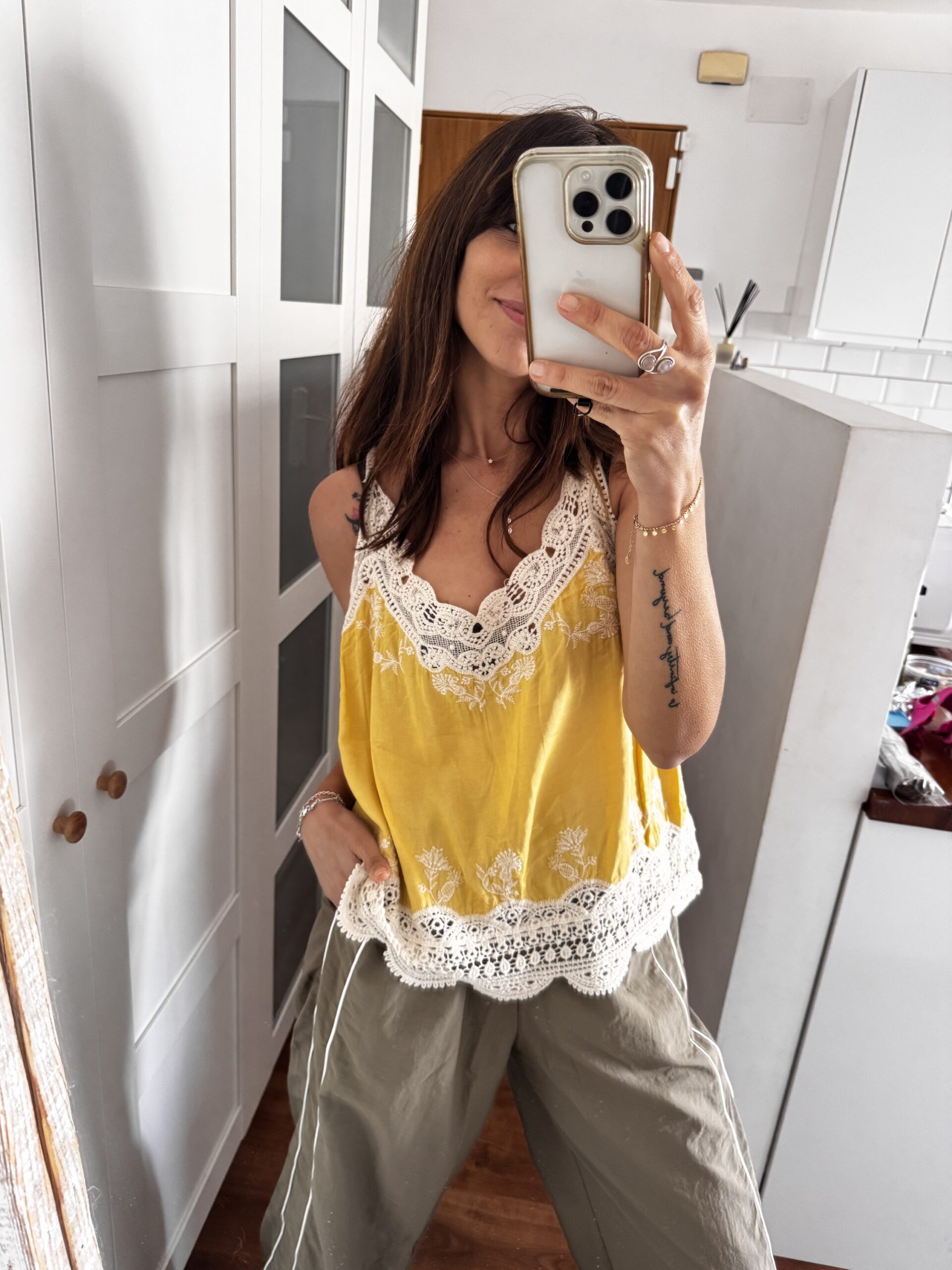 img_2022 <p><strong>Top Lencero Boho-Chic con Encaje y Crochet - Amarillo Mostaza</strong> Ilumina tu look con este top de tirantes fino que combina frescura y romanticismo. Confeccionado en un tejido ligero color amarillo vibrante, destaca por sus delicados acabados en encaje blanco y detalles de crochet tanto en el escote como en el bajo. Un diseño femenino de estilo bohemio ideal para combinar con shorts o vaqueros este verano.</p><p>Talla única.</p><p>100% algodón</p> Alabama Shop