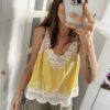 <strong>Top de Encaje Marrón - Estilo Coquette & Vintage</strong> Eleva tu estilo con este top de encaje floral en color marrón chocolate. Un diseño romántico de talla única que destaca por su lazada frontal ajustable y delicados volantes. Confeccionado en una mezcla resistente de nylon y poliéster, es la prenda ideal para un look femenino, sofisticado y de tendencia. Alabama Shop
