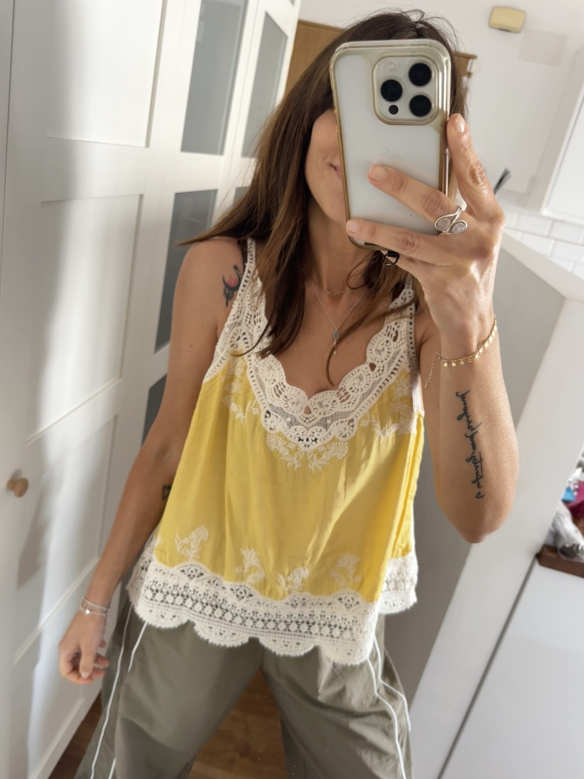 img_2023 <p><strong>Top Lencero Boho-Chic con Encaje y Crochet - Amarillo Mostaza</strong> Ilumina tu look con este top de tirantes fino que combina frescura y romanticismo. Confeccionado en un tejido ligero color amarillo vibrante, destaca por sus delicados acabados en encaje blanco y detalles de crochet tanto en el escote como en el bajo. Un diseño femenino de estilo bohemio ideal para combinar con shorts o vaqueros este verano.</p><p>Talla única.</p><p>100% algodón</p> Alabama Shop