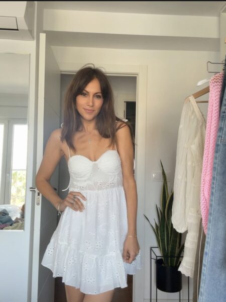 VESTIDO ALGODÓN BORDADO 5 <p data-path-to-node="2">Vestido Corto de Algodón con Bordado Suizo – Blanco – Talla Única</p> <p data-path-to-node="3">Enamórate de la frescura de nuestro <b data-path-to-node="3" data-index-in-node="43">vestido corto de algodón con bordado suizo</b>. Con un delicado diseño en el pecho, tirantes finos ajustables con lazada y una falda fluida con volantes, es la prenda ideal para el verano. Su tejido transpirable y su estilo romántico lo convierten en un imprescindible para días de sol o eventos especiales.</p> <p data-path-to-node="3">Talla única: 36-40</p> <p data-path-to-node="3">100% algodón</p> Alabama Shop