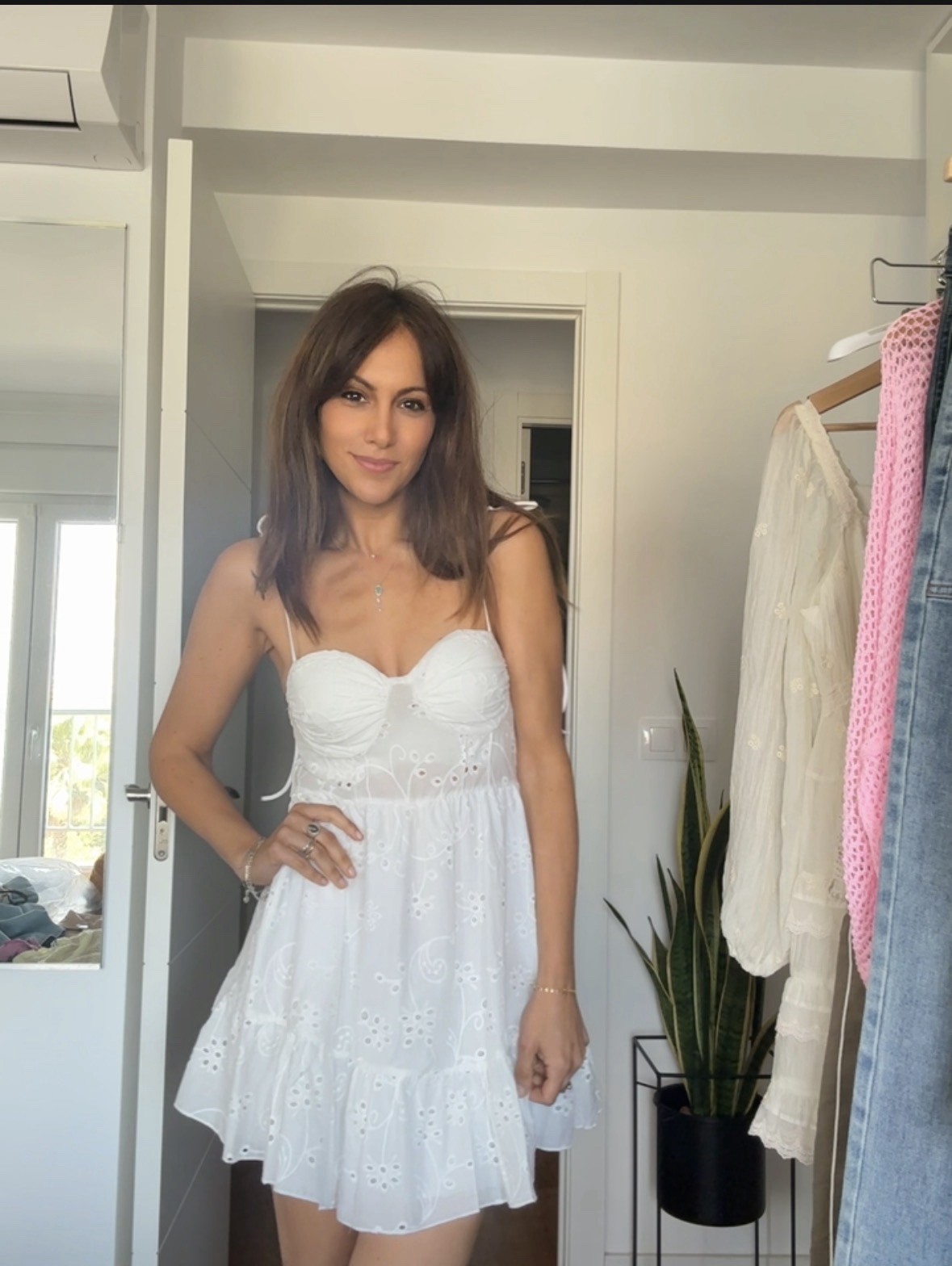 screenshot-269 <p data-path-to-node="2">Vestido Corto de Algodón con Bordado Suizo – Blanco – Talla Única</p> <p data-path-to-node="3">Enamórate de la frescura de nuestro <b data-path-to-node="3" data-index-in-node="43">vestido corto de algodón con bordado suizo</b>. Con un delicado diseño en el pecho, tirantes finos ajustables con lazada y una falda fluida con volantes, es la prenda ideal para el verano. Su tejido transpirable y su estilo romántico lo convierten en un imprescindible para días de sol o eventos especiales.</p> <p data-path-to-node="3">Talla única: 36-40</p> <p data-path-to-node="3">100% algodón</p> Alabama Shop