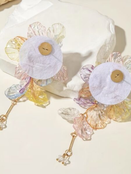 PENDIENTES AURA PASTEL 4 <p><strong>Pendientes Aura Pastel</strong>, un diseño floral XL lleno de luz y color. Sus tonos pastel translúcidos crean un efecto delicado, femenino y súper especial que transforma cualquier look. Ligeros, originales y perfectos para invitadas, verano y outfits boho chic con personalidad.</p> Alabama Shop