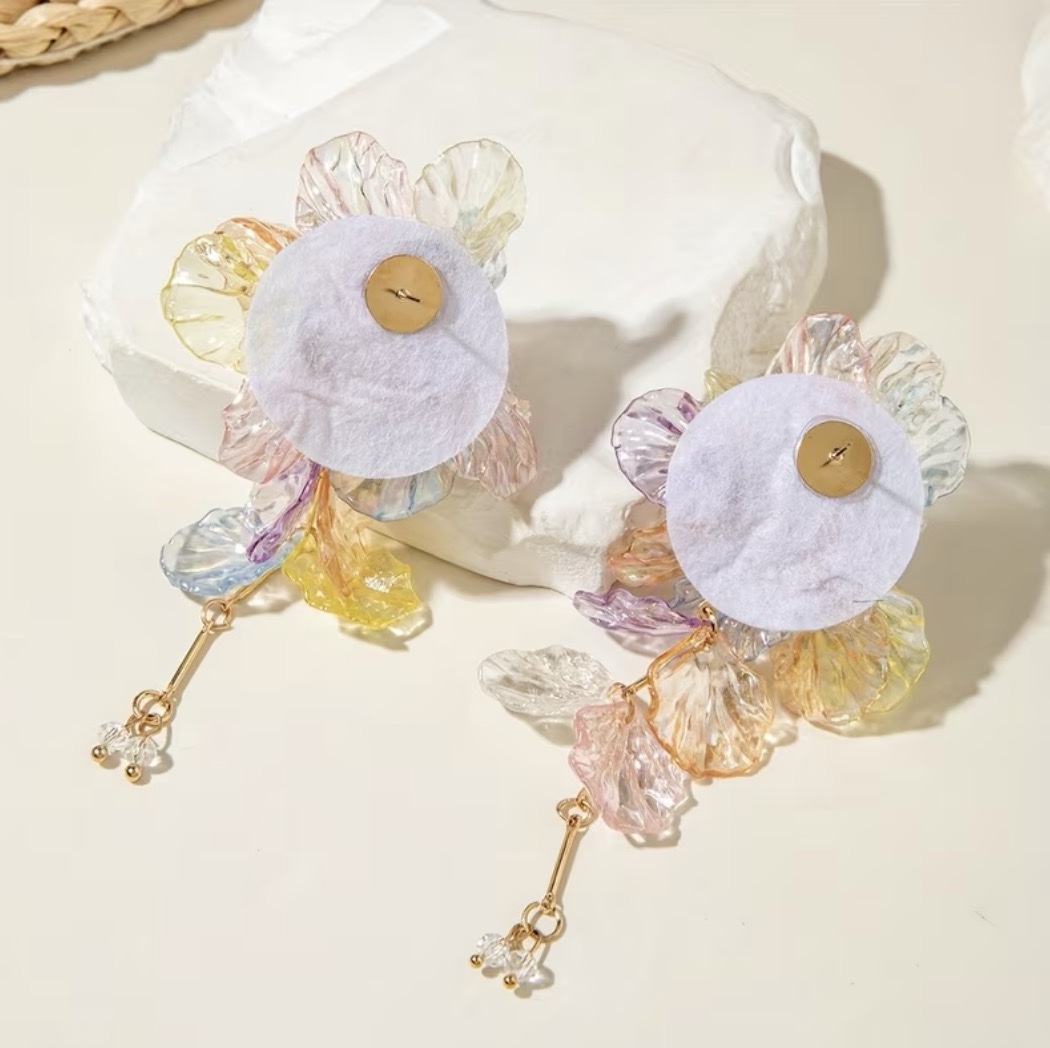 screenshot-278 <p><strong>Pendientes Aura Pastel</strong>, un diseño floral XL lleno de luz y color. Sus tonos pastel translúcidos crean un efecto delicado, femenino y súper especial que transforma cualquier look. Ligeros, originales y perfectos para invitadas, verano y outfits boho chic con personalidad.</p> Alabama Shop