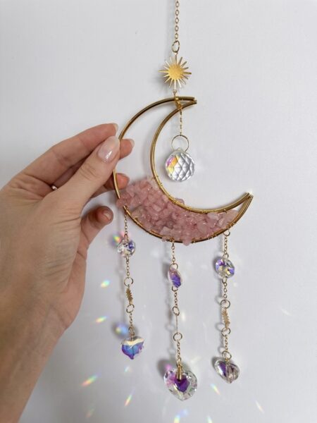 LUZ DE HADAS: LUNA DE CUARZO ROSA 3 Convierte tu rincón favorito en un espacio de ensueño. Nuestra <strong>Luz de Hadas: Luna de Cuarzo Rosa</strong> captura la luz natural para envolver tu hogar en una atmósfera de calma, amor y magia sutil. Un amuleto de luz para armonizar tu energía diaria. Alabama Shop