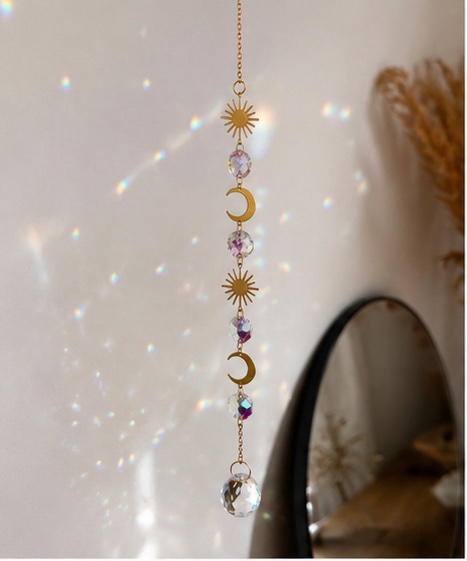 img_2601 Móvil de refracción solar: Luna y Sol ✨
Un atrapasol delicado y lleno de magia para llenar tu hogar de reflejos arcoíris y energía bonita. Su diseño combina lunas, soles y cristales facetados que capturan la luz natural creando pequeños destellos llenos de calma y armonía. Perfecto para decorar ventanas, rincones especiales o espacios de estilo boho y slow living. Alabama Shop
