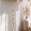 Móvil de refracción solar: Ojo ✨ Un atrapasol decorativo lleno de luz y simbolismo que transforma cualquier rincón con reflejos arcoíris y una energía especial. Su diseño de ojo místico con lunas, soles y cristales facetados crea un efecto mágico cuando recibe la luz natural. Perfecto para decorar ventanas, dormitorios o espacios de estilo boho y slow living. Alabama Shop