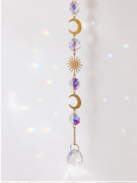 MÓVIL DE REFRACCIÓN SOLAR: Luna y Sol 3 Móvil de refracción solar: Luna y Sol ✨
Un atrapasol delicado y lleno de magia para llenar tu hogar de reflejos arcoíris y energía bonita. Su diseño combina lunas, soles y cristales facetados que capturan la luz natural creando pequeños destellos llenos de calma y armonía. Perfecto para decorar ventanas, rincones especiales o espacios de estilo boho y slow living. Alabama Shop