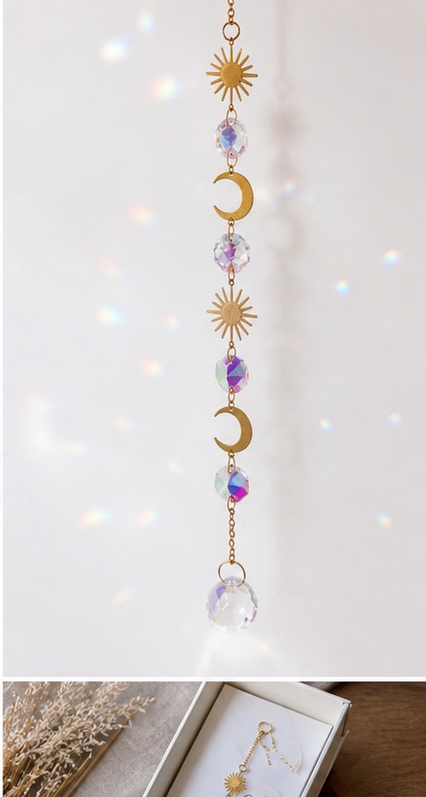 img_2603 Móvil de refracción solar: Luna y Sol ✨
Un atrapasol delicado y lleno de magia para llenar tu hogar de reflejos arcoíris y energía bonita. Su diseño combina lunas, soles y cristales facetados que capturan la luz natural creando pequeños destellos llenos de calma y armonía. Perfecto para decorar ventanas, rincones especiales o espacios de estilo boho y slow living. Alabama Shop