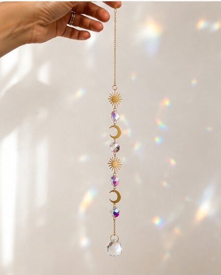 MÓVIL DE REFRACCIÓN SOLAR: Luna y Sol 4 Móvil de refracción solar: Luna y Sol ✨
Un atrapasol delicado y lleno de magia para llenar tu hogar de reflejos arcoíris y energía bonita. Su diseño combina lunas, soles y cristales facetados que capturan la luz natural creando pequeños destellos llenos de calma y armonía. Perfecto para decorar ventanas, rincones especiales o espacios de estilo boho y slow living. Alabama Shop