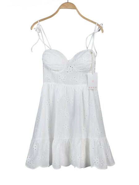 <p data-path-to-node="2">Vestido Corto de Algodón con Bordado Suizo – Blanco – Talla Única</p> <p data-path-to-node="3">Enamórate de la frescura de nuestro <b data-path-to-node="3" data-index-in-node="43">vestido corto de algodón con bordado suizo</b>. Con un delicado diseño en el pecho, tirantes finos ajustables con lazada y una falda fluida con volantes, es la prenda ideal para el verano. Su tejido transpirable y su estilo romántico lo convierten en un imprescindible para días de sol o eventos especiales.</p> <p data-path-to-node="3">Talla única: 36-40</p> <p data-path-to-node="3">100% algodón</p> Alabama Shop