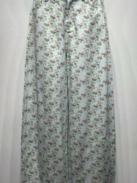 <p data-path-to-node="2"><b data-path-to-node="2" data-index-in-node="0"></b>Pantalón Wide Leg Floral de Tiro Medio - Estilo Romántico y Relajado</p> <p data-path-to-node="2">Dale un aire fresco a tu look con nuestro <b data-path-to-node="3" data-index-in-node="49">pantalón wide leg floral</b>. Con un diseño de pierna ancha y fluida, este pantalón combina la comodidad de un corte relajado con la delicadeza de un estampado de rosas vintage. Su tiro medio y tejido suave lo hacen ideal para llevar todo el día con zapatillas o sandalias. ¡La prenda perfecta para un estilo femenino y moderno!</p> Alabama Shop