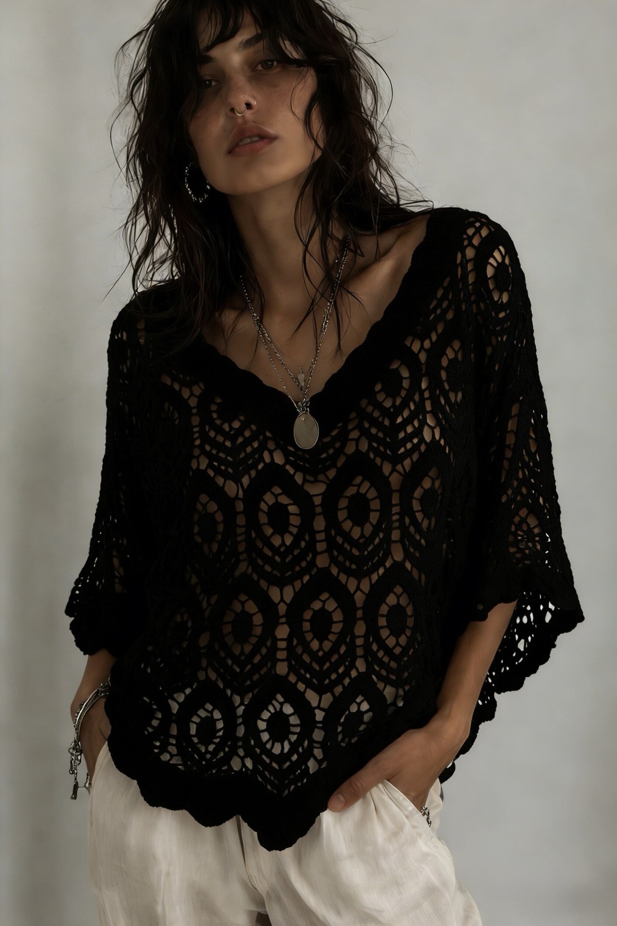 pull-ajoure-en-crochet_noir_69b6c0c7e9d7a <div class="product-short-description" style="font-family: 'Segoe UI', Tahoma, Geneva, Verdana, sans-serif;color: #333"> <h2 style="font-size: 1.2em;color: #2c3e50;border-bottom: 2px solid #eaeaea;padding-bottom: 8px">Top Crochet Calado Negro - 100% Algodón</h2> <p style="line-height: 1.5;font-size: 1.1em">Eleva tu estilo con nuestro <strong>top de crochet calado</strong> en color negro. Confeccionado en <strong>100% algodón natural</strong>, es la prenda ligera y transpirable que necesitas esta temporada.</p> <ul style="padding: 0;font-size: 1em"> <li style="margin-bottom: 5px">✨ <strong>Talla Única:</strong> Ajuste perfecto de la 36 a la 42.</li> <li style="margin-bottom: 5px">🧶 <strong>Diseño Artesanal:</strong> Calado geométrico con manga 3/4.</li> <li style="margin-bottom: 5px">👗 <strong>Versatilidad:</strong> Ideal para looks <em>boho chic</em> o de playa.</li> </ul> <p style="font-size: 0.9em;color: #27ae60;font-weight: bold"></p> </div> Alabama Shop