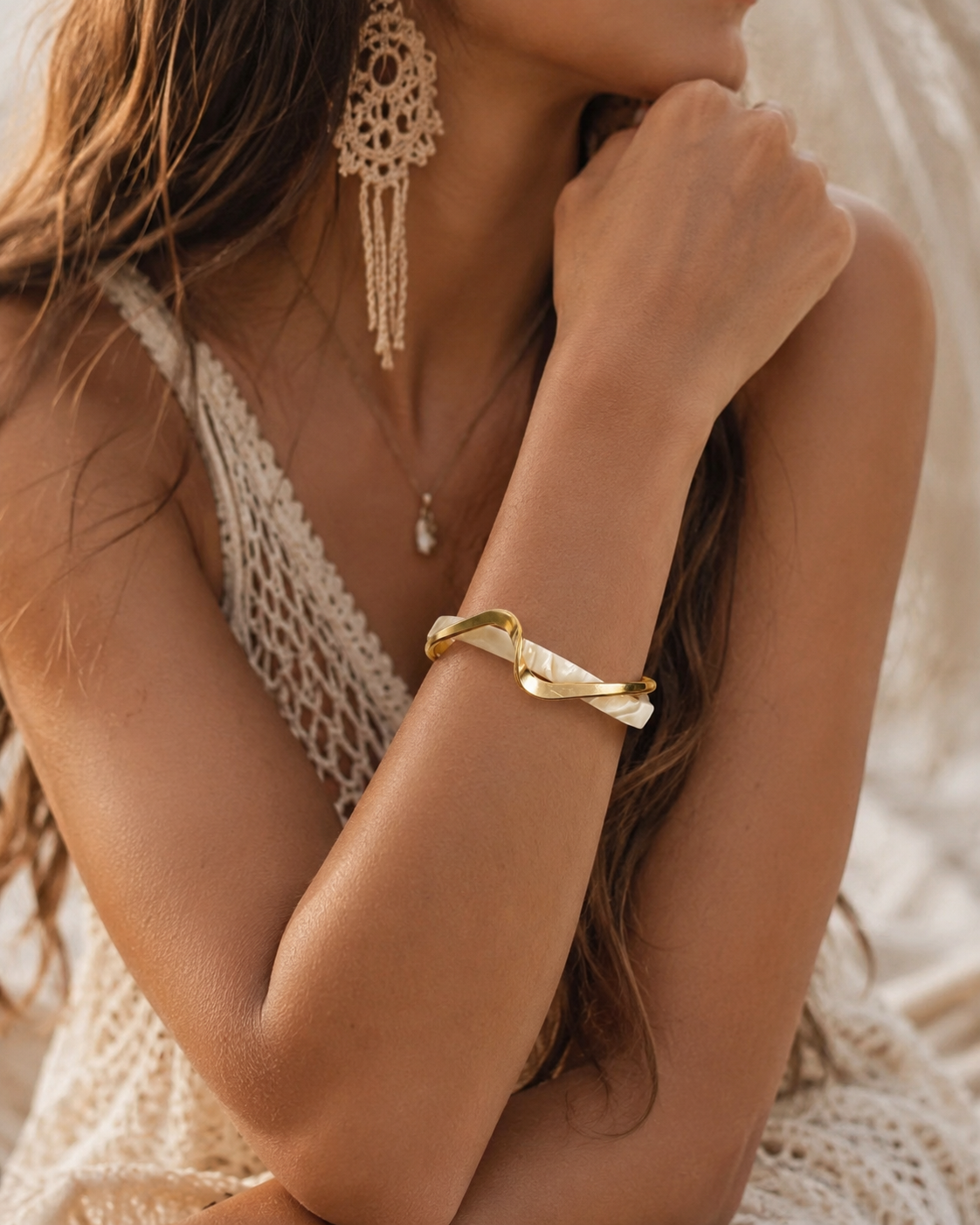 569A12C1-C5D5-4E8E-8623-CBF362447FB1 <strong>Pulsera rígida abierta</strong> con diseño ondulado que combina el brillo del metal dorado con un elegante detalle efecto nácar en tono marfil. Una pieza original y sofisticada que aporta un toque especial a cualquier look, desde los más casuales hasta los más arreglados. Su diseño abierto permite adaptarse cómodamente a la muñeca, mientras que la combinación de acabados dorados y nacarados crea un contraste elegante y muy favorecedor. <ul> <li>Diseño rígido abierto</li> <li>Acabado dorado brillante</li> <li>Detalle efecto nácar en tono marfil</li> <li>Ligera y cómoda de llevar</li> <li>Ideal para elevar cualquier look</li> <li>Medidas aproximadas: 7 cm x 5 cm</li> <li>Apertura: 3,2 cm</li> </ul> Alabama Shop