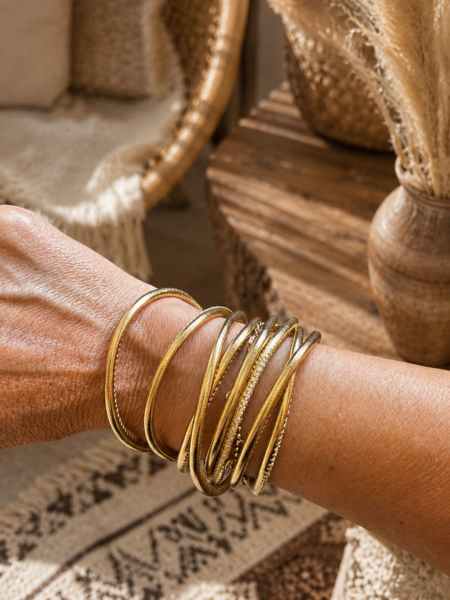 <p>Pulsera larga de cuero sintético dorado con acabado metalizado y cierre magnético. Su diseño flexible de 150 cm permite envolverla varias veces alrededor de la muñeca, creando un efecto de múltiples brazaletes en una sola pieza. Un complemento elegante, ligero y muy versátil que aporta un toque boho chic a cualquier look.</p> <ul> <li>Material: cuero sintético</li> <li>Color: dorado</li> <li>Longitud aproximada: 150 cm</li> <li>Cierre magnético metálico</li> <li>Diseño multiposición para enrollar varias vueltas</li> </ul> Alabama Shop
