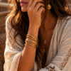 <strong>Pulsera rígida abierta</strong> con diseño ondulado que combina el brillo del metal dorado con un elegante detalle efecto nácar en tono marfil. Una pieza original y sofisticada que aporta un toque especial a cualquier look, desde los más casuales hasta los más arreglados. Su diseño abierto permite adaptarse cómodamente a la muñeca, mientras que la combinación de acabados dorados y nacarados crea un contraste elegante y muy favorecedor. <ul> <li>Diseño rígido abierto</li> <li>Acabado dorado brillante</li> <li>Detalle efecto nácar en tono marfil</li> <li>Ligera y cómoda de llevar</li> <li>Ideal para elevar cualquier look</li> <li>Medidas aproximadas: 7 cm x 5 cm</li> <li>Apertura: 3,2 cm</li> </ul> Alabama Shop