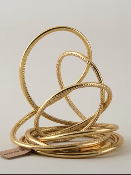 <p>Pulsera larga de cuero sintético dorado con acabado metalizado y cierre magnético. Su diseño flexible de 150 cm permite envolverla varias veces alrededor de la muñeca, creando un efecto de múltiples brazaletes en una sola pieza. Un complemento elegante, ligero y muy versátil que aporta un toque boho chic a cualquier look.</p> <ul> <li>Material: cuero sintético</li> <li>Color: dorado</li> <li>Longitud aproximada: 150 cm</li> <li>Cierre magnético metálico</li> <li>Diseño multiposición para enrollar varias vueltas</li> </ul> Alabama Shop