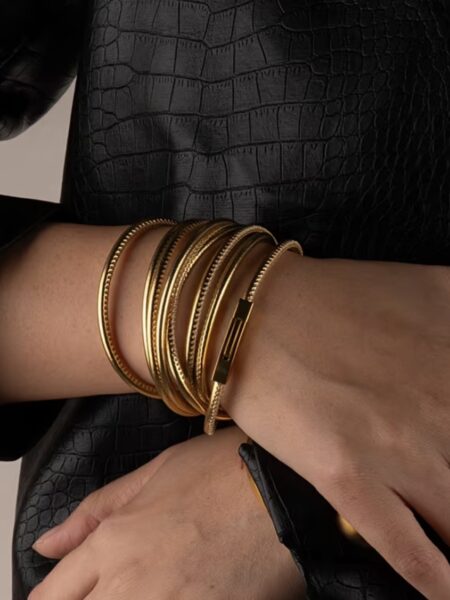 <p>Pulsera larga de cuero sintético dorado con acabado metalizado y cierre magnético. Su diseño flexible de 150 cm permite envolverla varias veces alrededor de la muñeca, creando un efecto de múltiples brazaletes en una sola pieza. Un complemento elegante, ligero y muy versátil que aporta un toque boho chic a cualquier look.</p> <ul> <li>Material: cuero sintético</li> <li>Color: dorado</li> <li>Longitud aproximada: 150 cm</li> <li>Cierre magnético metálico</li> <li>Diseño multiposición para enrollar varias vueltas</li> </ul> Alabama Shop