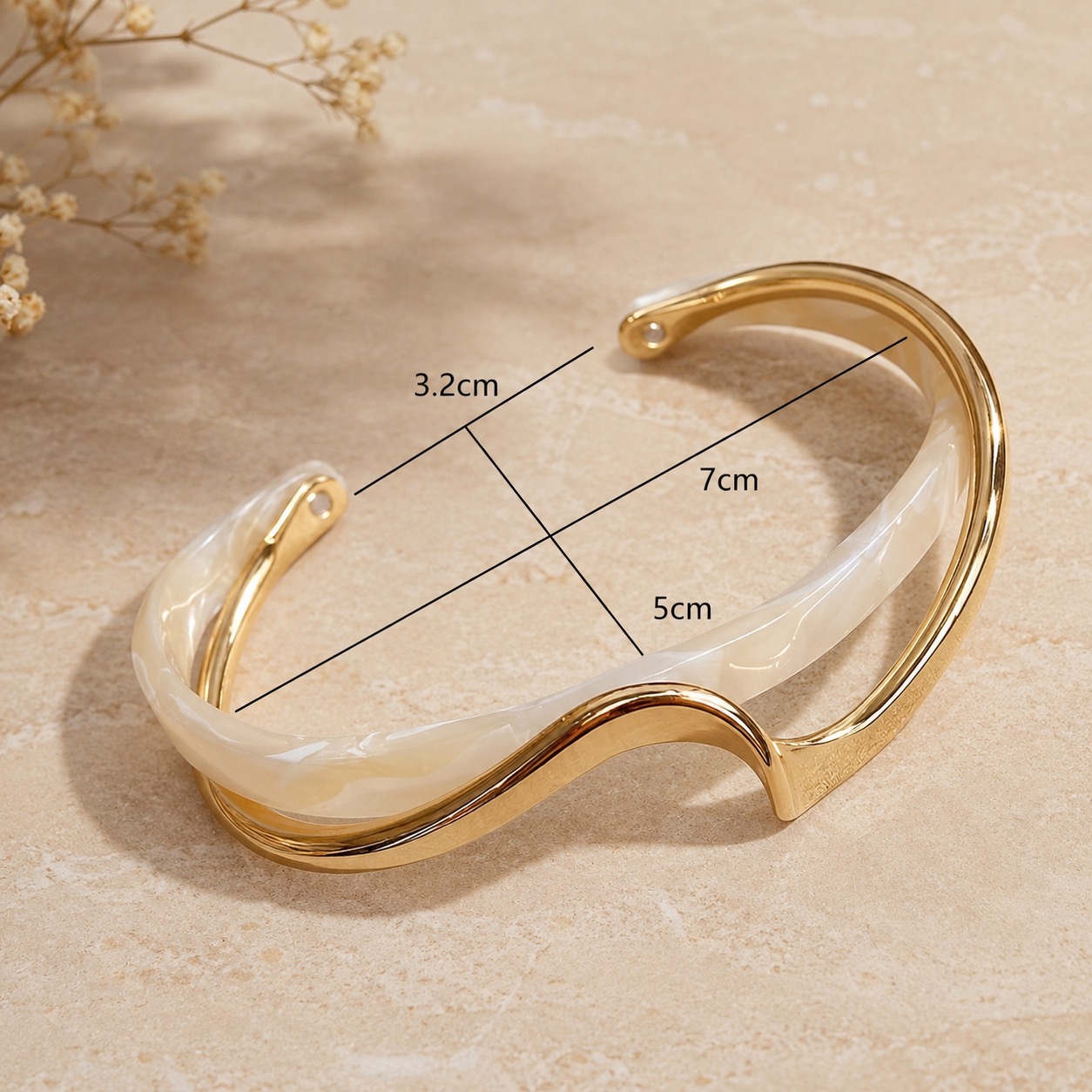 Imagen 315 <strong>Pulsera rígida abierta</strong> con diseño ondulado que combina el brillo del metal dorado con un elegante detalle efecto nácar en tono marfil. Una pieza original y sofisticada que aporta un toque especial a cualquier look, desde los más casuales hasta los más arreglados. Su diseño abierto permite adaptarse cómodamente a la muñeca, mientras que la combinación de acabados dorados y nacarados crea un contraste elegante y muy favorecedor. <ul> <li>Diseño rígido abierto</li> <li>Acabado dorado brillante</li> <li>Detalle efecto nácar en tono marfil</li> <li>Ligera y cómoda de llevar</li> <li>Ideal para elevar cualquier look</li> <li>Medidas aproximadas: 7 cm x 5 cm</li> <li>Apertura: 3,2 cm</li> </ul> Alabama Shop